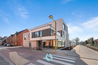 <p>Dit aanbod betreft een casco handelsruimte met een oppervlakte van 360m².</p><p>Uitstekende ligging onder de kerktoren van Belzele. Met vlotte verbinding naar R4, Gent Centrum en Evergem (station).</p><p>Multifunctioneel pand met een heel moderne en elegante uitstraling.</p><p>Kan worden ingericht als horecazaak, kantoor, winkel of combinatie van deze activiteiten.</p><p>Momenteel ingericht als een grote open ruimte zodat de inrichting nog perfect kan worden afgestemd op uw wensen.</p><p>Wel reeds voorzien is een bergruimte alsook een sanitaire ruimte. </p><p>Pluspunt is het grote terras dat mooi op de zonnekant is geörienteerd.</p><p>Parkeergelegenheid is ruimschoots voorzien : mogelijkheid tot het aanschaffen van privé garageboxen en staanplaatsen.</p><p>Aanpalend is ook een publieke parking van ongeveer 35 parkeerplaatsen.</p><p>Het gebouw is nieuwbouw en werd onlangs opgeleverd. </p><p>Afwerking dus conform de meest recente energiezuinige bouwnormen!</p><p>Zie je de toekomst van uw onderneming hier groeien? </p><p>Maak een afspraak voor bezoek ter plaatse : Bel Bert De Vos op <strong>0477 80 75 80</strong> of mail naar <strong>bert@vastgoeddevos.be </strong></p>