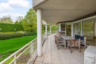 Spacieux appartement au rez-de-chaussée à quelques minutes à pied du centre de Kapellen. L'appartement comprend environ 195 m² de surface habitable ainsi que des terrasses spacieuses (environ 62 m² !) Disposition : Vous entrez dans l'appartement par le hall d'entrée avec vestiaire et toilettes pour invités et une vue sur l'espace de vie. Accès à la salle de séjour lumineuse et spacieuse avec cheminée sur sol en pierre naturelle qui est suffisamment spacieuse pour accueillir une table à manger, un salon et un second coin salon. Depuis le salon, on accède à deux terrasses donnant sur le jardin du parc magnifiquement aménagé. À l'avant, l'appartement dispose d'une terrasse très généreuse. Depuis la cuisine, on accède à une pièce de rangement supplémentaire avec un local technique. Depuis le hall d'entrée, on accède au hall de nuit et, de là, à la chambre d'amis avec salle de bains attenante et à la spacieuse suite parentale avec son propre dressing, sa salle de bains et sa chambre spacieuse. Garages et salle de stockage : Dans le parking souterrain, il y a deux places de parking ; un garage fermé et une place de parking disponible avec une salle de stockage attenante que vous pouvez acheter à un coût supplémentaire de 50 000 euros. Détails : L'appartement est en bon état d'entretien général. Chauffage par plancher chauffant électrique. Plus d'informations auprès de notre bureau : www.rodenburgh.be