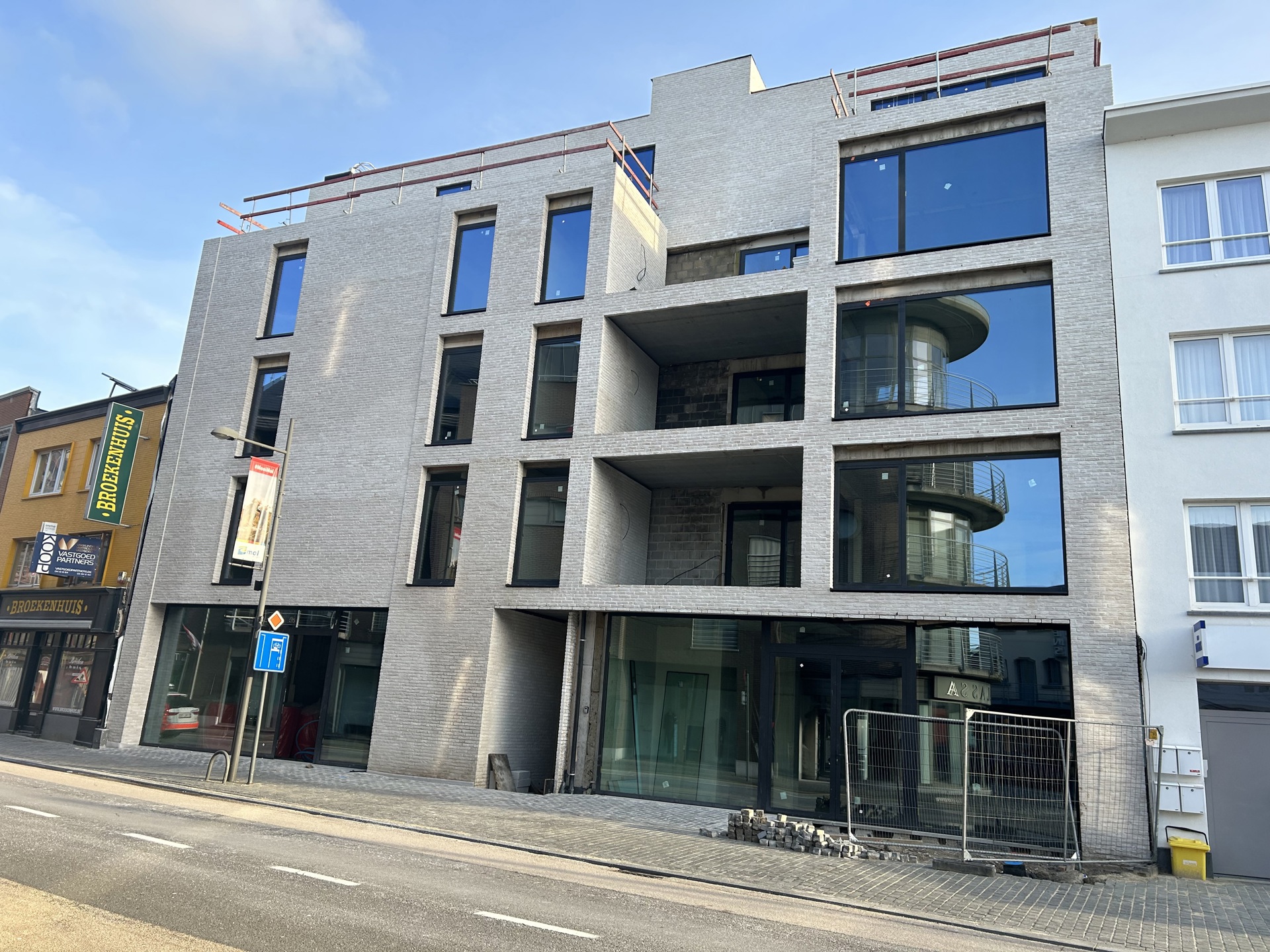 Knap casco handelspand van 155,5 m² in Residentie "De Voogdij" in het centrum van Mol.  - foto 1