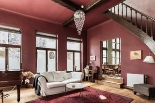 Karaktervolle en lichtrijke duplex op een historische toplocatie in hartje Antwerpen ............
Wonen in een stukje Antwerpse geschiedenis, gecombineerd met hedendaags comfort en een zee van ruimte? Deze sfeervolle hoekduplex in de historische Grote Goddaard biedt het beste van twee werelden: rust op de hoek van een autovrije straat en het bruisende stadsleven binnen handbereik.

Indeling &amp; Afwerking ...............
Twee historische panden werden samengevoegd en hoogwaardig herontwikkeld tot twee royale duplexappartementen die de volledige breedte van het gebouw beslaan.
Gelijkvloers (volledig gerenoveerd in 2024): Je betreedt de woning via de inkomhal met een praktische vestiaire en gastentoilet. Aansluitend bevindt zich de gezellige, nieuw ingerichte keuken. Die gaat naadloos over in de royale hoekleefruimte, waar grote raampartijen rondom zorgen voor een prachtige lichtinval.
Slaapverdieping: Via de originele, karaktervolle trap bereik je de bovenverdieping. Hier bevinden zich twee ruime slaapkamers, elk voorzien van een eigen en-suite badkamer — ideaal voor maximale privacy of het ontvangen van gasten.

Kelderverdieping .............
De gehele kelderverdieping behoort privatief tot dit appartement en is rechtstreeks toegankelijk vanuit de keuken. Een fantastische troef met tal van mogelijkheden, zoals het inrichten van een droomwijnkelder of extra opslagruimte.

Toplocatie: De Grote Goddaard .............
De Grote Goddaard is een van de oudste straten van Antwerpen (met roots die teruggaan tot de 14e eeuw) en ligt midden in het historische hart.

Belangrijke Troeven .............
Type: Duplexappartement in een kleinschalig gebouw
Slaapkamers: 2 ruime kamers met en-suite badkamer
Vaste kosten: Geen (slechts 2 entiteiten)
Dak: volledig vernieuwd in 2023
Extra ruimte: Volledige kelderverdieping (mogelijkheid tot wijnkelder)







