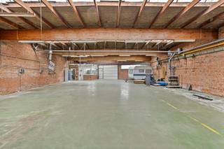 Immeuble solide comprenant un rez-de-chaussée commercial (+/- 120m²) avec un atelier adjacent (+/- 390m²), et 2 appartements au sommet. L'atelier...