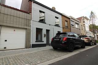 Deze prachtige woning met 3 slaapkamers en 2 badkamers, gelegen in het centrum van Vilvoorde, is onlangs met veel zorg en aandacht gerenoveerd. Deze woning is ideaal als kangeroowoning, wat betekent dat het een perfecte ruimte biedt voor twee generaties om comfortabel samen te wonen of als een aparte eenheid voor gasten. <br /><br />Bij het betreden van de woning valt meteen de heldere en ruime sfeer op, dankzij de moderne open plattegrond. De woonkamer is voorzien van grote ramen die overvloedig daglicht binnenlaten en een gezellige sfeer creëren.<br /><br />De keuken is een droom voor kookliefhebbers, met glanzende nieuwe apparatuur, stijlvolle kasten. De keuken is verbonden met de eetruimte.<br /><br />De woning heeft drie ruime slaapkamers, die allemaal zijn voorzien van grote ramen en inbouwkasten voor voldoende opbergruimte. De twee moderne badkamers zijn elegant betegeld en uitgerust met eigentijdse armaturen. Dit zorgt ervoor dat bewoners zowel comfort als privacy ervaren.<br /><br />Deze woning is gelegen in een vriendelijke buurt met gemakkelijke toegang tot voorzieningen, scholen en openbaar vervoer. Met de mogelijkheid om als kangeroowoning te dienen, biedt het veelzijdige mogelijkheden voor gezinnen die samen willen wonen, voor ouders met volwassen kinderen of voor investeerders die op zoek zijn naar een rendabele verhuurwoning. Het is een ideale combinatie van modern comfort en praktische flexibiliteit.<br />Beschikbaarheid woning af te spreken met eigenaar.