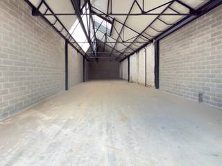 Bent u op zoek naar een functioneel en vlot bereikbaar magazijn? Dit magazijn van 198 m², gelegen aan de Nerenweg in Kalken, biedt de ideale...