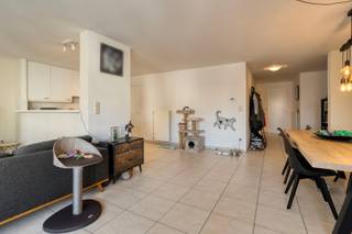 À Oud-Knokke, au premier étage, se trouve cet appartement particulièrement spacieux de 115 m², situé dans une petite résidence sans syndic. La grande cuisine ouverte est entièrement équipée et dispose d'un débarras pratique attenant. Grâce à son espace généreux, il y a de la place pour une grande table à manger, ce qui permet à la cuisine et au salon de former un espace de vie agréable et ouvert. Le salon lumineux donne sur une petite terrasse à l'avant du bâtiment.<br /><br />L'appartement compte trois chambres. La plus grande chambre est située à l'arrière, au calme, et offre un accès direct à une terrasse ensoleillée très spacieuse. La salle de bains, équipée d'un double lavabo, de toilettes, d'une baignoire et d'une douche, est attenante. Cette salle de bains est accessible depuis la chambre et depuis le couloir. Il y a également deux chambres plus petites, séparées par un placard encastré. Ces pièces peuvent parfaitement servir de chambre d'enfant, de chambre d'amis ou de bureau, et peuvent facilement être réunies en une seule grande chambre en supprimant le placard encastré. Le hall d'entrée comprend également des toilettes séparées pour les invités. Un atout supplémentaire est que l'appartement est actuellement loué, ce qui le rend également intéressant comme investissement.<br /><br />Terrasse oriéntée plein sud de > 20 m². <br /><br />À l'arrière de la résidence, il est possible d'acheter un garage, ce qui augmente encore le confort. Grâce à l'absence de syndic, il n'y a pas de frais mensuels de copropriété, ce qui rend cet appartement encore plus attrayant.