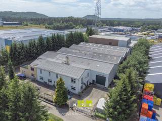 <span><strong>BEDRIJFSPAND BESTAANDE UIT 3.060M² HALLEN + WEEGBRUG + WOONST GELEGEN OP HET INDUSTRIETERREIN TE LANKLAAR.<br /><br />TROEVEN<br /></strong>- Ruime bedrijfshallen<br />- Woonst<br />- Weegbrug op eigen terrein<br />- Terrein volledig afgesloten<strong><br /></strong><strong><br />BEDRIJFSPAND:<br /></strong>Het bedrijfspand bestaat uit overdekte werk- opslaghallen:<br /><br /><strong>Bedrijfshal 1 (2.038m²)</strong><br />- oppervlakte: 2.038m²<br />- afmetingen: 56,00m x 36,40m<br />- vrije hoogte: 6,50m (zijkant) / 8,00m (midden)µ<br />- TL-verlichting<br />- hal is open aan de zijkanten<br />- metalen constructie met deels betonnen plint<br />- betonvloer<br /><br /><strong>Bedrijfshal 2 (1.025m²)</strong><br />- oppervlakte: 1.025m²<br />- afmetingen: 20,40m x 36,40m + 10,00 x 28,20m<br />- vrije hoogte: 8,00m (zijkant) / 10,00m (midden)<br />- TL-verlichting<br />- hal is open aan de zijkanten<br />- metalen constructie met deels betonnen plint<br />- betonvloer<strong><br /><br />Kelder:<br /></strong>Een gedeeldte van de bedrijfshallen is onderkelderd.<br />- oppervlakte: 744m²<br />- afmetingen: 28,30 x 26,30m <strong><br /><br />Weegbrug<br /></strong>- Het pand is voorzien van een weegbrug, gelegen aan de voorzijde van het terrein.<br /><strong><br />WOONST:<br /></strong>De woning bestaat uit een gelijkvloerse verdieping en 1ste verdieping en is voorzien van:<br /><strong>- Gelijkvloers met een bruto oppervlakte van 280m²: </strong>inkomhal met trap naar verdieping, ruime woonkamer, aparte geïnstalleerde keuken, 2 slaapkamers, badkamer met dubbele wastafel, douche en ligbad, apart toilet, wasplaats, berging, kantoorruimte met aparte ingang.<br /><strong>- Eerste verdieping met een bruto oppervlakte van 234m²:</strong> woonkamer, aparte geïnstalleerde keuken, badkamer met wastafel, douche en toilet, bergruimte, 2 slaapkamers, dakterras 46m². <br /><strong>- Kelderverdieping:</strong> kelderruimte met CV-installatie<br /><strong><br />ANDERE:<br /></strong>Het terrein is volledig omheind met aan de voorzijde 2 elektrische schuifpoorten.<br />Rondom de bedrijfsgebouwen is er betonverharding voorzien.<br /><br /><strong>EXTRA INFORMATIE EPC's <br /></strong>1) EPC BEKAERTLAAN 28A: ENERGIELABEL C / 265 kWh/ (m2 jaar) geldig tot en met 14/07/2036. <br />2) EPC BEKAERTLAAN 28: ENERGIELABEL D / 313 kWh/ (m2 jaar) geldig tot en met 14/07/2036. <strong><br /><br /></strong></span><span><br /><br />Bekijkt u deze advertentie via een aanverwante vastgoedsite, surf dan zeker naar onze website <strong>www.N78vastgoed.be</strong> voor een uitgebreide beschrijving en foto's. <strong>Meer info: +32 (0)89 86 18 88 of info@N78vastgoed.be.</strong></span>