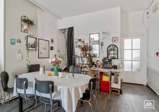 <p><span>Te koop : Leuven</span></p><p><span> </span></p><p><span>Woning is vergund als twee entiteiten (kamers) en ook zo verhuurd.</span></p><p><span>Einde van huurcontracten bij einde van het academiejaar 2026.</span></p><p><span> </span></p><p><span>U komt binnen in de gang en loopt zo door tot in de living/eetplaats.</span></p><p><span>Achterliggend zijn keuken en badkamer met toilet gelegen.</span></p><p><span>Er is een kleine buitenruimte aanwezig.</span></p><p><span>Aan de voorkant op het gelijkvloers, is er een lichtrijke ruimte die als bureau kan worden ingericht.</span></p><p><span>Op de eerste verdieping zijn er twee ruime slaapkamers.</span></p><p><span>Op de bovenste verdieping, bereikbaar via vaste trap, heb je twee aparte ruimtes, slaapkamers, met natuurlijk licht.</span></p><p><span>De woning is deels onderkelderd. Via de kelder komen de verschillende voorzieningen, elektriciteit, gas en water, binnen.</span></p><p><span> </span></p><p><span>De woning dient te worden gerenoveerd en daarbij zijn verschillende scenario's denkbaar:</span></p><p><span> </span></p><p><span>De bestaande toestand opgraden tot investeringspand waarbij de (vergunde) opdeling wordt aangehouden & uitgebreid.</span></p><p><span> </span></p><p><span>Mits een stedenbouwkundige vergunning omvormen tot een eengezinswoning, en daarbij is het denkbaar om een ruimere buitenruimte te creëren. </span></p><p><span> </span></p><p><span>De ligging is binnen de cirkel van Leuven, in een rustige buurt met alle denkbare faciliteiten in handbereik. </span></p><p><span> </span></p><p><span>Interesse? We maken graag tijd voor u.</span></p><p><span> </span></p>
