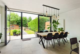 <p>Die nieuwe uitbouw? Dat is waar het allemaal begint.<br /><br />Lichte keuken, grote schuifraam, en een tuin waar de zon graag naartoe komt. Geen theorie, gewoon de plek waar je 's ochtends je koffie drinkt en 's avonds de kinderen ziet ravotten. Da's wat deze woning doet met je.<br /><br />De rest van het gelijkvloers is even goed meegedacht: een gezellige leefruimte, nette inkomhal, apart toilet en een berging die groot genoeg is om echt iets in kwijt te kunnen. Je weet wel - de dingen die altijd ergens moeten staan.<br /><br />Op de eerste verdieping wacht een ruime slaapkamer én een badkamer waar je écht van kan genieten. Bad én douche, want waarom kiezen? Op de tweede verdieping vind je de tweede ruime slaapkamer — ideaal voor de kids, een bureau of de logés die wat te lang blijven. Deze kan ook perfect opgesplitst worden in 2 volwaardige slaapkamers.<br /><br />EPC B, grotendeels gerenoveerd, en klaar om verder thuis te maken.<br />Interesse? Maak dan snel een afspraak via info@jamar.immo of 03 435 31 33.<br />Vg,Wg,Gmo,Gvkr, Gvv, geen overstromingsgevoelig gebied</p>