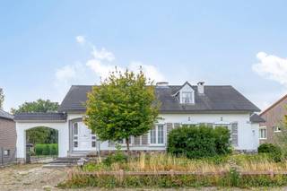 Dit is een vanafprijs. – Karaktervolle bungalow met veel mogelijkheden in ZoutleeuwOntdek deze charmante open bebouwing aan in Zoutleeuw, vol...