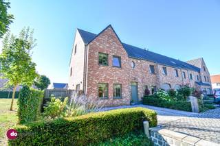 <p><span>Kwalitatieve, energiezuinige gezinswoning met zonnige tuin in Boortmeerbeek</span></p><p><span> </span></p><p><span>Deze instapklare en energiezuinige halfopen woning ligt in een rustige, doodlopende en kindvriendelijke straat. Het centrum van Boortmeerbeek, winkels, scholen en andere voorzieningen bevinden zich vlakbij, met bovendien een vlotte aansluiting op het openbaar vervoer.</span></p><p><span> </span></p><p><span>De woning is kwalitatief afgewerkt en geniet van veel natuurlijke lichtinval. De woonkamer sluit mooi aan op de keuken, die is uitgerust met een gasfornuis. Naast de keuken bevindt zich een handige berging met plaats voor een wasmachine en droogkast. Zowel vanuit de woonkamer als vanuit de keuken heb je rechtstreeks toegang tot het terras en de zuid-gerichte tuin.</span></p><p><span> </span></p><p><span>Op de verdiepingen bevinden zich drie volwaardige slaapkamers en een comfortabele badkamer, dewelke uitgerust is met alle comfort. De Master Bedroom is een echte troef en beschikt over een royale ensuite dressing met kwalitatief ingemaakte kasten. De houten vloeren op de eerste twee verdiepingen zorgen voor een warme en kwalitatieve uitstraling. Daarnaast beschikt de woning over twee afzonderlijke toiletten.</span></p><p><span> </span></p><p><span>Ook buiten is het aangenaam genieten. De zuid-gerichte tuin biedt voldoende privacy en beschikt over een praktische tuinberging met aansluitend een overdekte loungeplek. </span></p><p><span> </span></p><p><span>Vooraan de woning is er plaats om twee wagens op eigen terrein te parkeren.</span></p><p><span> </span></p><p><span>Een energiezuinige en lichtrijke gezinswoning met drie slaapkamers, veel bergruimte, een zonnige tuin en een uitstekende ligging in een rustige omgeving nabij het centrum van Boortmeerbeek. Wat zoek je nog meer?</span></p><p><span> </span></p><p><span>015 20 36 00 - info@domoxim.be</span></p><p><span> </span></p><p><span>domoXim. Waar dromen thuis komen!</span></p><p><span> </span></p><p><span>Ook de waarde van je </span><span>eigen</span><span> woning kennen? Wij geven je graag advies.</span></p>