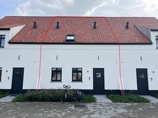 Deze nieuwbouwwoning, gelegen in Project Edelmoed, biedt alle comfort.<br /><br />De woning beschikt over een inkomhal met gastentoilet en een ruime leefruimte met een open, volledig geïnstalleerde keuken, voorzien van voldoende werk- en kastruimte. De leefruimte staat rechtstreeks in verbinding met het terras en de tuin met tuinberging, die toegankelijk zijn via een schuifraam. Verder is er een praktische, technische berging aanwezig.<br /><br />Op de verdieping bevinden zich drie slaapkamers, één badkamer en een apart toilet. <br />De zolderverdieping, toegankelijk via een vaste trap, biedt tal van opbergmogelijkheden.<br /><br />Eveneens inbegrepen: privé parkeerplaats en gemeenschappelijke fietsenberging. <br /><br />Daarnaast is deze BEN-woning uitgerust met onder meer zonnepanelen, vloerverwarming in combinatie met een warmtepomp en een ventilatiesysteem type D.<br /><br />Ook de ligging is een grote troef. De woning bevindt zich nabij de Semmerzake Meersen en op korte afstand van de N60, met een vlotte verbinding richting Oudenaarde en Gent, evenals een goede bereikbaarheid via de E17.