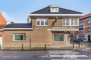 <p>Ontdek dit commercieel handelsgelijkvloers gelegen aan de Sterstraat 96 te Drogenbos, een absolute topligging voor ondernemers die belang hechten aan zichtbaarheid, bereikbaarheid en commerciële uitstraling. Dankzij de strategische ligging nabij de Brusselse Ring, de Bergensesteenweg, de Humaniteitslaan en het shoppinggebied rond Drogenbos geniet deze locatie van een constante passage van zowel lokaal als doorgaand verkeer.<br /><br />Het pand is momenteel ingericht en uitgebaat als apotheek, waardoor het onmiddellijk inzetbaar is voor een gelijkaardige activiteit. Dankzij de functionele indeling en de commerciële bestemming biedt het echter eveneens tal van mogelijkheden voor andere vrije beroepen, medische of paramedische activiteiten, kantoorfuncties, dienstverlening of detailhandel.<br /><br />De handelsruimte beschikt over een verzorgde presentatie, een ruime commerciële zone en diverse achterliggende functionele ruimtes die kunnen dienen als stockageruimte, bureau, praktijkruimte of personeelsvoorzieningen.<br /><br />Een van de grootste troeven van deze eigendom is zonder twijfel de uitstekende commerciële ligging. Gelegen in een dynamische omgeving met een sterke lokale verankering, talrijke residentiële buurten en een vlotte verbinding naar Brussel, Anderlecht, Sint-Pieters-Leeuw en de omliggende gemeenten, biedt deze locatie een uitstekende visibiliteit en een groot klantenpotentieel.<br /><br />Bent u op zoek naar een handelsruimte op een commerciële toplocatie met uitstekende bereikbaarheid en een brede waaier aan mogelijkheden? Dan is dit pand beslist een bezoek waard.<br /><br />📞 Contacteer ons vandaag nog voor meer informatie of een bezoek ter plaatse:<br /><br />📧 nils.deblock@weinvest.be<br />📱 0497 248 251</p>