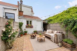 Op zoek naar een woning met karakter, ruimte en tal van mogelijkheden? Dan is deze renovatiewoning in Ronse misschien wel jouw volgende project!Deze woning, gelegen in de Hermes Van Wynghenestraat 2A, biedt met haar bewoonbare oppervlakte van 158 m² een uitstekende basis om jouw woondromen te realiseren. Bovendien geniet je van een centrale ligging, op wandelafstand van winkels, scholen en het station.INDELINGVia de inkomhal bereiken we de leefruimte met aansluitende eetkamer. Verder vinden we op het gelijkvloers de keuken, badkamer, wasplaats en praktische bergruimte.De eerste verdieping telt drie volwaardige slaapkamers. De ruime zolder biedt bovendien interessante uitbreidingsmogelijkheden, bijvoorbeeld voor extra slaapkamers, een hobbyruimte of een thuiskantoor.Tot slot beschikt de woning over een kelder en een aangename tuin met terras, ideaal om na de renovatie heerlijk tot rust te komen.EXTRA TROEVEN- Perceeloppervlakte van 138 m²- PVC-ramen met dubbele beglazing- Aanpalende garage optioneel te huur (niet inbegrepen in de verkoop)- Interessant voor zowel eigen bewoning als investeringTECHNISCHE INFO- EPC-label E (462 kWh/m²/jaar) | Elektriciteit niet conform | KI: € 572 | Renovatieplicht van toepassing.Een woning boordevol potentieel die wacht op een nieuwe invulling! Benieuwd naar de mogelijkheden? Contacteer ons en plan jouw bezoek in.Te koop via Immo Beguin, jouw vastgoedexpert sinds 2009. Met kantoren in Ronse, Waregem, Kortrijk, Lessen, Deinze, Doornik, Moeskroen en Nieuwpoort.✉️ info@immobeguin.be