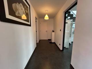 INDIEN U EEN BEZOEK WENST IN TE PLANNEN GELIEVE EEN BEZOEK AAN TE VRAGEN VIA WWW.HILLEWAERE.BE VIA DE RODE KNOP<br />We betreden dit energiezuinige appartement op de eerste verdieping via een afzonderlijke trap aan de zijkant van het gebouw. Het appartement beschikt over een inkomhal met gastentoilet, drie slaapkamers, twee badkamers, een ruime en lichtrijke woonkamer met open keuken, een wasplaats/berging en een terras.<br /><br />De keuken is volledig uitgerust en voorzien van een combioven, inductiekookplaat, koelkast, vaatwasser, spoelbak en dampkap. Aansluitend bevindt zich een praktische berging/wasplaats met aansluiting voor een wasmachine.<br /><br />De badkamer op de eerste verdieping is uitgerust met een douche, ligbad en badkamermeubel met dubbele wastafel. De badkamer op de tweede verdieping beschikt over een inloopdouche, badkamermeubel met enkele wastafel en toilet.<br /><br />Vanuit de leefruimte en keuken is er toegang tot het terras aan de achterzijde van het gebouw.<br /><br />Tevens beschikt het appartement over een autostaanplaats en een afgesloten garagebox achteraan het gebouw, beide reeds inbegrepen in de huurprijs.<br /><br />Bijzonderheden:<br />* Verwarming via warmtepomp en vloerverwarming<br />* Zonnepanelen<br />* Beschikbaar vanaf 01/09/2026