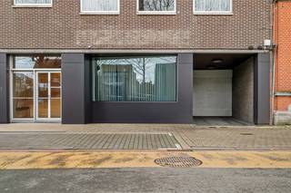 Roeselare-stadskern. Kantoor / praktijkruimte / comm. ruimte <strong><u>van 164m2</u></strong>, onlangs vernieuwd. Grote zichtbaarheid en uitkijkend op het Coninckplein. Ideaal voor groepspraktijk, galerij, boekhoudkantoor, private training,...<br /><br />Instapklaar, netjes en uiterst verzorgd en ook recent vernieuwd voor verkoop. <strong><u>Maar liefst 164m2 ruimte</u></strong><br />Parking voor de deur, parking de Munt, parking de Ooststraat enz...<br />De ruimte is in de diepte gelegen (rechthoekig) ingedeeld in losse ruimtes of 1 of 2 groter gedeeltes. Aparte toiletten.<br />Airco koud/warm. Centrale verwarming op gas. EPC: B<br />Asbestvrij. Achteraan zijn er lichtstraten voor extra daglicht.<br /><br />Vernieuwd in 2024-2025.<br /><br />Dit pand staat te koop en te huur. Huurkoop kan besproken worden.<br /><br />Mogelijkheid tot het aankopen van autostaanplaats : 12.000 Euro<br /><br />Deze polyvalente ruimte is een unieke kans om u te vestigen als zaak, starter of om te clusteren, een unieke topligging pal in het centrum Roeselare, bel 051/62 40 40 en maak uw afspraak.