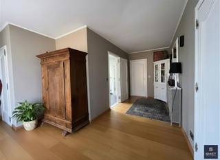 <p><span>RUIME WONING (GLVLRS) MET 2 SLPKS, GAR. EN TUIN</span></p><p><span> </span></p><p><span>Bent u op zoek naar een gezellige, instapklare woning met garage op een centrale ligging, dan is deze charmante witte bungalow, gelegen tussen Kruibeke en het pittoreske Bazel zeker het bezoeken waard !</span></p><p><span> </span></p><p><span>De ruime woning (± 172 m² volgens het EPC) treed je binnen via een grote inkomhal met apart toilet. Vervolgens vind je een grote leefruimte met veel lichtinval en een praktische keuken die voldoende werk- en opbergruimte biedt en voorzien is van alle comfort , gevolgd door een veranda.</span></p><p><span> </span></p><p><span>Verder zijn er 2 volwaardige slaapkamers en een vernieuwde badkamer, waarin een groot meubel met dubbele lavabo, bad en inloopdouche met uniek verlichte sterrenhemel geïnstalleerd werden.</span></p><p><span> </span></p><p><span>Aansluitend aan de veranda bevindt zich een aangenaam terras en een gezellig en goed geörienteerde tuin (totale perceelgrootte = 500 m²). </span></p><p><span> </span></p><p><span>Kortom, deze woning is ideaal voor zowel jonge als iets minder jonge personen die gelijkvloers, comfortabel en centraal willen wonen!</span></p><p><span> </span></p><p><span>EPC = Label D</span></p><p><span> </span></p><p><span>Wenst u graag meer info of bent u geïnteresseerd in een plaatsbezoek? </span></p><p><span>Gelieve ons dan te contacteren op het nummer 03 775 41 88 of mail naar </span><span><span>Christel@vastgoed-smet.be</span></span><span> </span><span> </span><span> http://<span>www.vastgoed-smet.be</span></span></p><p><span> </span></p><p><span>De verstrekte gegevens/informatie (zowel online als gedrukt) worden vrijblijvend verstrekt, enkel ter inlichting, zonder contractuele verbintenis of garantie van onzentwege en kunnen op ieder ogenblik gewijzigd worden</span></p><p><span> </span></p>