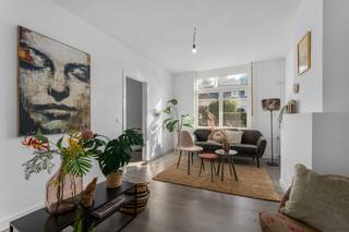 Deze instapklare rijwoning bevindt zich in een residentiële wijk nabij het Maria-Hendrikapark. U bereikt het centrum in een handomdraai, alsook de dijk, baanwinkels en uiteraard het park zelf. De woning is gelegen in een verkeersluwe éénrichtingsstraat, waardoor u hier ondanks de centrale ligging, geen last hebt van het omliggende verkeer. <br /><br />De woning zelf is ruim en heeft tal van troeven. <br /><br />De leefruimte en open keuken vormen een mooi doorlopend geheel waardoor de ruimte optimaal benut wordt. De keuken is voorzien van al het nodige comfort en inbouwkasten. <br /><br />Op de verdiepingen bevinden zich de slaapkamers. Dit zijn er drie in totaal en zijn allen zeer ruim. In deze kamers heeft u tal van ruimte voor extra kasten, een bureauhoek e.d. te creëren. De badkamer werd modern uitgerust met lavabo en inloopdouche. <br /><br />