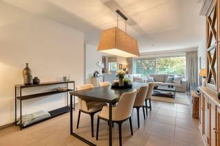 <p><span>Energiezuinig appartement met 2 slaapkamers en tuin.</span></p><p><span>Dit gelijkvloers appartement is centraal gelegen in Nazareth, op wandelafstand van supermarkten, winkels en scholen. </span></p><p><span>De indeling omvat een inkomhal, een gastentoilet, een lichtrijke en ruime woonkamer met zicht naar de tuin, een open keuken met aansluitende berging, twee slaapkamers, een moderne badkamer met inloopdouche en bad en een extra (was)berging.</span></p><p><span>Bij het appartement hoort één autostaanplaats, inbegrepen in de huurprijs, evenals een private kelderberging. Er is bovendien de mogelijkheid om een extra garage te huren aan 90 euro per maand.</span></p><p><span>Het appartement is uitgerust met vloerverwarming, een warmtepomp en zonnepanelen, wat zorgt voor een bijzonder energiezuinig wooncomfort. Regenwater wordt gebruikt voor de wasmachine en het toilet.</span></p><p><span>Informatie:</span></p><p><span>- Huurprijs: 950 euro + 60 euro gemeenschappelijke kosten + 15 euro verzekering per maand</span></p><p><span>- Garage: 90 euro per maand<br />- Huurwaarborg: 3 maanden huur<br />- Extra kosten: aandeel huurder in de plaatsbeschrijving</span></p><p><span>- Beschikbaarheid: vanaf 01/01/2027</span></p><p><span>- EPC-label: B (110 kWh/m²)<br />- Oppervlakte: 106 m² (bruto, volgens EPC-attest)</span></p><p><span>Voor meer informatie of een bezoek kan u contact opnemen met Els via 0496 10 65 76 of els@heritagevastgoed.be</span></p><p><span> </span></p>