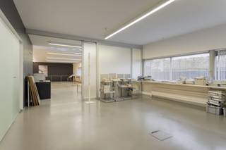 Strategisch gelegen kantoor dichtbij E403/E40 & het station van Brugge. Tot op heden werd de woonst ingericht als kantoor...