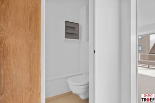 <p>Dit 2 slaapkamer-appartement is gelegen in hartje Lebbeke op wandelafstand van winkels, scholen en openbaar vervoer en bevindt zich op de tweede verdieping (lift aanwezig). Indeling: een inkomhal met een apart toilet, een ruime lichtrijke leefruimte met balkon/terras en een volledig vernieuwde keuken. Verder is er een badkamer met wastafel, inloopdouche en ruimte voor aansluiting van wasmachine. Tot slot zijn er 2 ruime slaapkamers met toegang tot een 2e terras. TROEVEN: centrale ligging, 1 garagebox inbegrepen , lift aanwezig, onmiddellijk beschikbaar, huurprijs: € 895 + € 30 gemeenschappelijke kosten. Info/bezoek? Contacteer Charlotte van IMMO TROEF: info@immotroef.be</p>