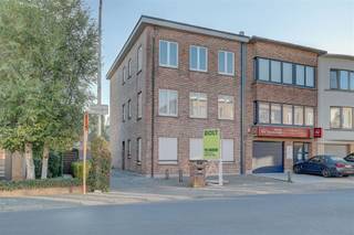 Cet appartement à louer au deuxième étage est situé dans un quartier calme à proximité du parc naturel d'Eden. L'accès facile au centre d'Anvers,...