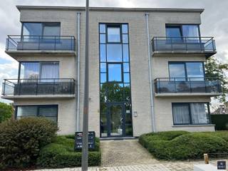 <p><span>LICHTRIJK GLVLRS APPT MET 2 SLPKS EN 2 TERASSEN</span></p><p><span> </span></p><p><span>Goed gelegen gelijkvloers hoekappartement met 2 slaapkamers en 2 terassen op wandelafstand van het centrum van Zwijndrecht.</span></p><p><span>Winkels, scholen, openbaar vervoer en gezellige horeca bevinden zich op wandelafstand.</span></p><p><span> </span></p><p><span>I</span><span>ndeling &amp; troeven:</span></p><p><span> </span></p><p><span> - Zeer ruime en lichtrijke woonkamer dankzij grote raampartijen </span></p><p><span>- Open keuken - geen ijskast aanwezig (er is wel plaats en stopcontact voorzien)</span></p><p><span>- praktische grote berging met nutsvoorziening en plaats voor wasmachine en droogkast en extra stockageruimte</span></p><p><span>- 2 terrassen : 1 aan het schuifraam in de leefruimte en 1 aan de beide slaapkamers</span></p><p><span>- Badkamer met bad/douche, lavabomeubel, hangkast en toilet</span></p><p><span>- apart gastentoilet </span></p><p><span>- veel parkeergelegenheid voor de deur </span></p><p><span>- huisvuil- en fietsenstalling</span></p><p><span> </span></p><p><span>Dit appartement straalt een warme sfeer uit, heeft veel lichtinval en is ideaal voor wie comfortabel gelijkvloers wil wonen vlakbij het centrum èn op een zucht van Antwerpen-stad!</span></p><p><span> </span></p><p><span>Belangrijke info:</span></p><p><span> </span></p><p><span>     - De maandelijkse huurprijs: </span><span>€ 990,- </span><span> +  </span><span>€ 70,- vaste kosten</span><span>    </span><span>(totaal : € 1.060,-/maand)</span></p><p><span>     - De huurwaarborg: drie maanden huur (€ 2.970,-)<br />     - De kostprijs van de ingaande plaatsbeschrijving: € 175,- excl. 21% BTW (per contractpartij)</span></p><p><span>     - EPC: 208 kWh/m² jaar - </span><span>Label C</span></p><p><span>    - </span><span>BESCHIKBAARHEID : ONMIDDELLIJK</span></p><p><span>Wenst u graag meer info of bent u geïnteresseerd in een plaatsbezoek? Gelieve ons dan te contacteren op het nummer 03 775 41 88 of mail naar christel@vastgoed-smet.be     www.vastgoed-smet.be</span></p><p><span>De verstrekte gegevens/informatie (zowel online als gedrukt) worden vrijblijvend verstrekt, enkel ter inlichting, zonder contractuele verbintenis of garantie van onzentwege en kunnen op ieder ogenblik gewijzigd worden.</span></p><p><span> </span></p>