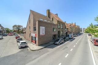 In de Peter Benoitlaan te Veurne vinden we deze ruime hoekwoning te huur. De ruime bewoonbare oppervlakte, kwalitatieve afwerking en centrale ligging zijn enkele van de vele troeven. Zoek je immo in Veurne? Lees dan zeker verder.<br /><br />INDELING<br />> Gelijkvloers:<br />- Inkom met vestiarekast;<br />- Gastentoilet;<br />- Lichtrijke leefruimte voorzien van ingemaakte wandkast met gashaard en vloerverwarming;<br />- Kwalitatieve open keuken (voorzien van oven, micro, inductiekookplaat, vaatwas, koelkast en diepvries).<br /><br />Eerste verdieping:<br />- Nachthal;<br />- 3 ruime slaapkamers;<br />- Badkamer met ingemaakte kasten, wasmeubel, inloopdouche en aansluiting wasmachine/droogkast;<br />- Apart toilet;<br />- Ruimte met volledig ingebouwde kasten.<br /><br />Tweede verdieping:<br />- 2 ruime slaapkamers;<br />- Badkamer met ingemaakte kasten, wasmeubel en inloopdouche;<br />- Polyvalente ruimte die ingericht kan worden als slaapkamer/hobbyruimte.<br /><br />De zuid-westgerichte tuin is voorzien van een zonneterras en kunstgras.<br /><br /><br />TROEVEN:<br />- Zonnepanelen;<br />- Vloerverwarming;<br />- Zonnescreens;<br />- Domotica;<br />- Recent kwalitatief gerenoveerd;<br />- 299m² bewoonbare oppervlakte.<br /><br />Onmiddellijk beschikbaar!<br /><br />Ben je geïnteresseerd in dit pand te huur in Veurne? Ga naar de website www.dewaele.com, klik op het pand dat je wenst te huren. Via de rode knop "vraag je bezoek aan" vragen we u kort een profiel in te vullen. Daarna nemen we contact op voor een bezoek. Telefonisch kunnen er geen afspraken gemaakt worden.<br /><br />