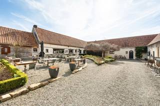 <p>Unieke hoeve met horeca, op idyllische toplocatie in Mont-de-L’Enclus. <br /><br />Droomt u van rust, ruimte en een adembenemend uitzicht op het groen? Dan is deze uitzonderlijk gelegen hoeve precies wat u zoekt. Verscholen midden in de natuur en bereikbaar via een charmante oprijlaan, ervaart u hier elke dag het ultieme gevoel van thuiskomen.<br /><br />Charmante hoeve bestaande uit een grote parking, leuk restaurantgedeelte met keuken en voorraadruimte + charmante binnenkoer met terras, een instapklare gerenoveerde woning uitgevend op de prachtige tuin met open zicht, een extra bijhuis met potentieel (co-house/vakantiewoning/B&B-mogelijkheid). <br /><br />Indeling woonhuis: inkomhal met gastentoilet, ruime, lichtrijke keuken met ontbijthoek en een prachtig zicht op de tuin, eetkamer en een gezellige woonkamer. Op het gelijkvloers bevindt zich bovendien een slaapkamer met eigen douchekamer – ideaal voor wie gelijkvloers wil wonen.<br />Zolderruimte van maar liefst 240 m², die volledig naar eigen wens kan worden ingericht: extra slaapkamers, een bureau, hobbyruimte of zelfs een studio behoren tot de mogelijkheden.<br />2de vleugel van het gebouw: = 2de wooneenheid (mits renovatie) – perfect voor kangoeroewonen, een praktijkruimte of een investering.<br /><br />Buiten geniet u van een grote, volledig omheinde tuin, een ruime privéparking en een charmante vijver die perfect aansluit bij het landelijke karakter van het geheel.<br /><br />Groene omgeving met tal van wandel- en fietsroutes, zeldzaam aanbod op een unieke locatie. <br /><br />Kortom, deze eigendom combineert charme, ruimte en eindeloze mogelijkheden op een plek waar u elke dag tot rust komt.<br /><br />Bezoek na afspraak met Immo Beguin: info@immobeguin.be</p>