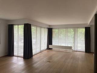 <p>Inkomhal met vestiairekast<br />Woonkamer op parket met sierschouw +/- 45m²<br />Volledig ingerichte keuken (vitrokeramische kookplaten, ijskast, dampkap, oven, microgolfoven, wasmachine/droogkast)<br />Apart toilet met lavabo<br />Badkamer met ligbad, aparte douche en enkele lavabo<br />Slaapkamer 1 (+/-4x3,9m)<br />Slaapkamer 2 (+/-3x3,3m)<br />Terras 1,65x4 + 1,65x4m<br />Autostaanplaats in ondergrondse garage<br />Kelder</p>
<p><span><span>BIJZONDERHEDEN</span></span><br />-Alarminstallatie<br />-Airco-installatie<br />-<span>EPC Energielabel B (165 kWh/m²)</span><br /><span>-Elektrische installatie conform (geldig to 2046).</span><br /><span>-Asbestinventaris: Asbestveilig<br />-Gemeenschappelijke kosten: 260,00 Euro per maand werkkapitaal + 49,93 Euro per maand reservekapitaal<br />-Stedenbouwkundige inlichtingen: Vergunning uitgereikt - Woongebied - Geen rechterlijke herstelmaatregel of bestuurlijke maatregel opgelegd -</span><br /><span>Geen voorkooprecht ruimtelijke ordening aanwezig - Geen verkavelingsvergunning<br />-Bestuursmaatregelen in het maatregelenregister: NEEN<br />-Waterinfo: Perceelscore A, Gebouwscore A</span><br /><br /></p>