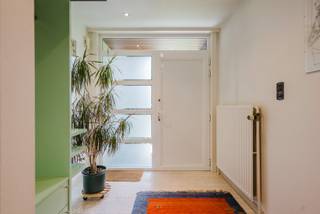 Op zoek naar een ruime en bijzonder goed onderhouden woning waar comfort, gezelligheid en functionaliteit samenkomen? Deze verrassend ingedeelde eigendom ligt in een aangename residentiële wijk in Waregem, op wandelafstand van het centrum en het station. Ontdek zelf alle troeven tijdens onze kijkdag!<br /><br />Via de inkomhal met gastentoilet en stijlvolle glazen deur kom je in de gezellige woonkamer. De zithoek met houthaard nodigt uit tot ontspannen, terwijl de ruime eethoek plaats biedt voor gezellig tafelen. Aansluitend bevindt zich een veelzijdige kamer met zicht op en toegang tot de tuin, ingericht als leeshoek, bureau en eethoek. De open keuken is volledig uitgerust en zorgt voor een aangenaam contact met de leefruimte.<br /><br />De woning is opgebouwd in verschillende niveaus, wat zorgt voor een speelse indeling. Op het eerste niveau bevinden zich drie slaapkamers en een badkamer met ligbad en aparte douche. Vanuit één slaapkamer bereik je de masterbedroom met open dressing. Op het bovenliggende niveau bevindt zich een vijfde slaapkamer en toegang tot twee zolderruimtes.<br /><br />Ook de lagere niveaus bieden heel wat extra ruimte. Hier vind je een tweede badkamer en een polyvalente kamer die kan worden ingericht als zesde slaapkamer, hobbyruimte, bureau, speelkamer of fitness. Verder beschikt de woning over een ruime wasberging, kelderberging, kruipkelder en maar liefst twee garages. De ruime oprit biedt bovendien plaats aan meerdere wagens.<br /><br />Ook de tuin is een absolute troef. Twee ruime terrassen, waarvan één met afsluitbare pergola, bieden volop mogelijkheden om van het buitenleven te genieten. De siervijver, fruitbomen en kleurrijke beplanting zorgen voor een charmante en groene omgeving waarin het heerlijk vertoeven is.