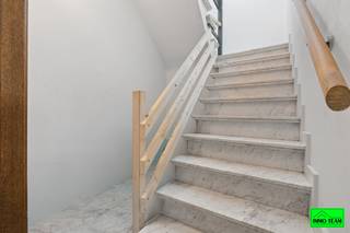 +++ Leopoldstraat 11, Ninove +++<br />
<div><br />Deze 3-gevelwoning geniet van een gunstige ligging vlak bij het dorpscentrum van Okegem en op korte afstand van het station, waardoor u zowel van een rustige woonomgeving als van een vlotte bereikbaarheid geniet. Bij het betreden van de woning komt u in de inkomhal, die toegang biedt tot de gezellige leefruimte. De woonkamer bestaat uit een comfortabele zithoek en een aangename eetkamer. Aansluitend bevindt zich de aparte keuken en berging. Verder beschikt de woning over een veranda, terras en tuin. Op de eerste verdieping bevinden zich drie volwaardige slaapkamers en een badkamer uitgerust met een douche. Tenslotte is er nog de inpandige garage die ook extra bergruimte biedt. Bent u op zoek naar een aangename gezinswoning met tuin, garage en een uitstekende ligging nabij het centrum van Okegem en het station? Dan is deze woning zeker een bezoek waard.<br />Voor meer informatie of een bezoek ter plaatse, contacteer ons via <strong>0478/05 90 69</strong> of <strong>info@immoteam.be</strong>.</div>