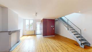 <p>Op een boogscheut van het MAS, de jachthaven en Park Spoor Noord, een duplex - appartement op de derde en vierde verdieping met zuidgericht terras! <br /><br />Royale leefruimte met volledig ingerichte keuken. Langs de ingemaakte kastenwand een apart toilet en bergruimte voor de wasmachine en droogkast, komt u op een heerlijk zuidgericht dakterras aan de achterkant.<br />Op de vierde en hoogste verdieping van het gebouw, bevinden zich 2 volwaardige slaapkamers waarvan 1 beschikt over een ensuite badkamer. Verder een tentiële derde kamer (te gebruiken als bureau, dressing, ... ) en een aparte douchekamer.<br /><br />Mogelijkheid om in de buurt een parking bij te huren aan 110 EUR / maand. <br /><br />Maandelijkse gemeenschappelijke kosten. : 100 EUR</p>