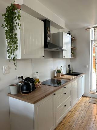 1-slaapkamerappartement met ruim zongericht terras nabij Markgravelei, Troonplaats en het Zuid. <br /><br />Dit 1-slaapkamerappartement ligt vlak bij de Markgravelei, Troonplaats en het Zuid en combineert comfort met een centrale ligging. Winkels, openbaar vervoer en belangrijke invalswegen bevinden zich in de directe omgeving.<br /><br />Het appartement bevindt zich op de derde en tevens bovenste verdieping van het gebouw, wat zorgt voor extra rust en privacy.<br /><br />De lichtrijke leefruimte biedt voldoende plaats voor een gezellige zithoek en eettafel. Aansluitend is er een uitgeruste keuken met toestellen zoals een vaatwasser en een combi-oven. <br /><br />De ruime slaapkamer biedt plaats voor een grote kast (tot ongeveer 5 meter) en een bureau. In de badkamer is er aansluiting voorzien voor een wasmachine.<br /><br />Een grote troef van het appartement is het ruime, zongerichte terras van 12 m², waar je in alle rust van de zon kan genieten. Het terras is toegankelijk via twee ingangen: zowel langs de keuken als via de badkamer.<br /><br />Daarnaast is er extra bergruimte voorzien op de tussenverdieping (tussen de 2de en 3de verdieping) van ca. 4m², evenals een kelderberging.<br /><br />Gemeenschappelijke kosten = €25/per maand (blokpolis + elektriciteit gang)<br /><br />De kleerkast en de volledige terrasinrichting (palletten, palletkussens, eettafel en stoelen, bamboe omheining en kunsthaag) kunnen overgenomen worden voor €1000.<br /><br />Beschikbaar ten laatste op 10 juli 2026. <br />Kijkdag op 12 april.<br /><br />Voor meer informatie of een bezoek kan je contact opnemen via dit e-mailadres: lange.elzenstraat5.2018@gmail.com<br /><br />Geen makelaar.