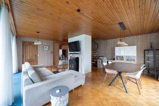 <p><span>Charmante Hoekwoning in Kindvriendelijke Buurt</span></p><p><span> </span></p><p><span>Deze charmante hoekwoning, gelegen aan een rustig, groen pleintje, biedt alles wat je nodig hebt voor een comfortabel gezinsleven. Gebouwd in 1971, maar sindsdien zorgvuldig onderhouden, is het de ideale woning voor wie op zoek is naar rust en ruimte, met gemakkelijke toegang tot alle voorzieningen.</span></p><p><span> </span></p><p><span>GELIJKVLOERS</span><span><br /></span><span>Bij binnenkomst betreedt u een lichte en ruime leefruimte, met aansluitend de open keuken, met bijbehorende toestellen. Daarnaast is er een handige berging en een praktische douchekamer. De woning beschikt verder over een ruime garage en een oprit, ideaal voor meerdere voertuigen.</span></p><p><span> </span></p><p><span>EERSTE VERDIEPING</span><span><br /></span><span>De eerste verdieping biedt drie royale slaapkamers en een goed ingedeelde badkamer, waardoor de woning perfect geschikt is voor een gezin.</span></p><p><span> </span></p><p><span>ZOLDER</span><span><br /></span><span>De zolder, toegankelijk via een steektrap, biedt de mogelijkheid om twee extra slaapkamers te creëren, wat de woning nog flexibeler maakt voor uw wensen.</span></p><p><span> </span></p><p><span> </span></p><p><span>EXTRA VOORDELEN </span></p><p><span> </span></p><ul><li><span>Nieuw dak (2016)</span></li><li><span>Vernieuwde ramen (achterzijde: 2011, voorzijde: 2013)</span></li><li><span>Elektrische rolluiken door de gehele woning</span></li><li><span>Geïsoleerde spouwmuren (2012)</span></li><li><span>Zuid west georiënteerde tuin</span></li><li><span>Asbest veilig </span></li><li><span>Betonconstructie </span></li><li><span>Veel natuurlijk lichtinval </span></li></ul><p><span>Locatie en Omgeving</span><span><br /></span><span>Deze woning is ideaal gelegen voor gezinnen die de rust van een groene omgeving willen combineren met de nabijheid van winkels, scholen en belangrijke snelwegen (A12 en E19). Geniet van wandel- en fietsroutes in de buurt en de centrale ligging tussen Antwerpen, Brussel en Mechelen.</span></p><p><span>Deze woning biedt alles wat een gezin zich kan wensen. Wacht niet langer en kom snel langs om deze kans te ontdekken!</span></p><p><span> </span></p>