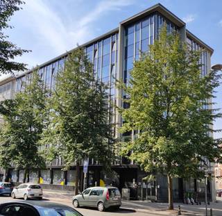 Volledig gerenoveerd kantoorgebouw van 378 m²/verdieping met een prachtig uitzicht over Brussel. Lage lasten dankzij zonnepanelen. Gelegen nabij...