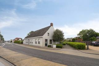 Deze open bebouwing is gelegen in de Lichterveldsestraat te Ardooie, op een ruim perceel van maar liefst <strong>1.720 m²</strong>. Een eigendom met bijzonder veel ruimte en potentieel, waar privacy en een grote perceeloppervlakte centraal staan.<br /><br />De ligging bevindt zich langs een verbindingsweg, waardoor u geniet van een vlotte bereikbaarheid en een goede ontsluiting richting omliggende gemeenten en belangrijke invalswegen. Hierdoor zijn dagelijkse verplaatsingen en woon-werkverkeer bijzonder praktisch en efficiënt.<br /><br />Ondanks de iets meer doorgaande ligging biedt het perceel nog steeds een aangename woonomgeving met voldoende openheid en mogelijkheden om optimaal te genieten van de beschikbare ruimte. De grote perceeloppervlakte zorgt ervoor dat er tal van opties zijn voor renovatie, uitbreiding of herontwikkeling, volledig naar eigen wensen en noden.<br /><br />Deze eigendom is ideaal voor wie op zoek is naar ruimte, potentieel en een vlot bereikbare ligging.<br />Verkavelingsmogelijkheden zonder bouwverplichting.<br /><br />Wenst u meer informatie omtrent de geldende bouwvoorschriften of de mogelijkheden van het perceel?<br />Aarzel niet ons te contacteren op 051/201.400 of op info@dicasa.be