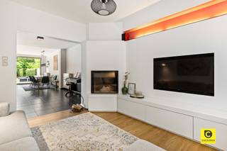 <p><span>Prachtige halfopen bebouwing met 4 slaapkamers en 2 badkamers in het centrum van Aartselaar</span></p><p><span> </span></p><p><span>Bent u op zoek naar een instapklare woning waar comfort, ruimte en licht perfect samenkomen? Dan is deze schitterende halfopen bebouwing in het hart van Aartselaar precies wat u zoekt. Met een bewoonbare oppervlakte van 200, m² (volgens EPC) en een perceel van 445 m² biedt deze woning alle ruimte voor een groeiend gezin.</span></p><p><span>De woning beschikt over vier volwaardige slaapkamers en twee badkamers, waardoor ze uitermate geschikt is voor grotere gezinnen of wie graag extra ruimte heeft voor bureau, hobby of logeerkamer. Daarnaast geniet u van een ruime oprit met plaats voor meerdere wagens en een ruime garage.</span></p><p><span>Gelegen in het centrum van Aartselaar bevinden winkels, scholen en openbaar vervoer zich op wandelafstand. Een toplocatie die comfort en bereikbaarheid perfect combineert.</span></p><p><span> </span></p><p><span>Indeling van de woning</span></p><p><span> </span></p><p><span>Gelijkvloers</span><span><br />De lichtrijke open indeling zorgt voor een aangename verbinding tussen keuken, eetruimte en woonkamer. De gezellige leefruimte is uitgerust met een open haard en straalt warmte en karakter uit. De moderne keuken met kookeiland en ingebouwde toestellen sluit naadloos aan op de eetruimte. Aansluitend bevindt zich een praktische berging.</span></p><p><span>Via de grote schuiframen bereikt u het zonnige terras en de verzorgde tuin, die veel privacy biedt en ideaal is voor ontspanning of gezellige momenten buiten. Verder vindt u op het gelijkvloers een gastentoilet, een garage en een ruime oprit voor meerdere auto’s. Er is een laadpaal aanwezig. </span></p><p><span> </span></p><p><span>Eerste verdieping</span><span><br />Hier bevinden zich twee ruime slaapkamers en een volledig uitgeruste badkamer met bad, douche, lavabomeubel en toilet.</span></p><p><span> </span></p><p><span>Tweede verdieping</span><span><br />De bovenste verdieping omvat nog twee slaapkamers en een tweede badkamer met douche, lavabomeubel en toilet. De slaapkamers zijn voorzien van airco’s.</span></p><p><span> </span></p><p><span>- 1 verdieping</span></p><p><span>Er is nog een kelder aanwezig </span></p><p><span> </span></p><p><span>Troeven van deze woning</span></p><ul><li><span>Instapklare halfopen bebouwing </span></li><li><span>Leefruimte op het gelijkvloers </span></li><li><span>Veel natuurlijke lichtinval </span></li><li><span>Airco’s aanwezig</span></li><li><span>4 slaapkamers, 2 badkamers  en  3 toiletten </span></li><li><span>Ruime garage en oprit voor meerdere wagens </span></li><li><span>Perceel van 445 m² in het centrum van Aartselaar </span></li><li><span>Elektriciteit conform </span></li><li><span>Betonconstructie </span></li><li><span>Kindvriendelijke en centrale ligging </span></li><li><span>Laadpaal aanwezig </span></li><li><span>asbestveilig </span></li></ul><p><span>Deze woning is een zeldzame kans voor wie op zoek is naar comfortabel en kwaliteitsvol wonen op een toplocatie.</span></p><p><span>Wacht niet te lang — instapklare woningen op deze ligging zijn bijzonder gegeerd.</span></p><p><span> </span></p><p><span> </span></p><p><span> </span></p>