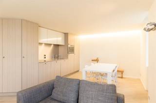 <p>Ingerichte flat in karakteristiek pand op het hippe Zuid. </p><p>De gemeubelde studio van 63 m² is gelegen aan de Bolivarplaats en het Nieuwe Justitiepaleis, de nieuwe hotspot aan het Antwerpse Zuid. Een locatie op de grens van de gegeerde wijken Antwerpen Zuid, Nieuw Zuid en de Brederode-wijk. Openbaar vervoer stopt voor de deur en tevens direct aan verschillende invalswegen. Op wandelafstand van de vernieuwde Troonplaats met gezellige terrasjes, restaurants en cafés. Gelegen op de 4e verdieping van een kleinschalig gebouw met kantoor en 3 luxe studio's.</p><p>•    Gemeubelde studio<br />•    All-in kosten: € 290 (onderhoud en elektriciteit gem. delen, forfait voor privatief verbruik verwarming, elektriciteit en water + maandelijkse kuisbeurt)<br />•    EPC label B</p><p>Aan de voorzijde, met 11 m gevel, bevindt zich de grote leefruimte met ingerichte open keuken, veel ingemaakte kasten en open slaapkamer. De hal met apart toilet verbindt de leefruimte met de badkamer. De badkamer omvat een ligbad met douche, een wastafel en aansluiting voor wasmachine.</p><p>Interesse? <br />Gelieve uw gegevens in te vullen onderaan de advertentie bij de bezoekaanvraag op onze website www.sinjoor.be. De dossierverantwoordelijke zal nadien zo snel mogelijk contact met u opnemen.</p><p><span><span> </span></span></p>