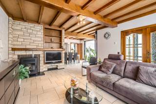 <p><strong>Ben je op zoek naar een ruime woning met 3 tot 4 slaapkamers, een garage, veranda én een mooi groen zicht in Kerksken? Zo gevonden!</strong></p>
<p>Deze woning biedt een bewoonbare oppervlakte van ca. 212 m² en combineert een ruime indeling met heel wat praktische troeven. Dankzij het EPC-label C, de dubbele beglazing in aluminium schrijnwerk en de combinatie van centrale en individuele verwarming geniet je hier van een aangenaam wooncomfort.</p>
<p>Op het gelijkvloers komen we binnen via de inkomhal, die toegang geeft tot het afzonderlijk toilet en de leefruimte. De ruime woonkamer sluit aan op de eetkamer, waardoor een gezellige en praktische leefruimte ontstaat. Aansluitend bevindt zich de keuken, uitgerust met onder meer een dampkap, koelkast, keramische kookplaat, oven en dubbele spoelbak. Verder beschikt het gelijkvloers over een praktische berging, veranda en garage.</p>
<p>Op de eerste verdieping bevinden zich drie slaapkamers van ca. 12 m², 12 m² en 14 m². Daarnaast is er een badkamer, voorzien van een ligbad, toilet en enkele wastafel. Een extra berging zorgt voor bijkomende praktische opbergruimte. Via een vaste trap bereik je de ruime zolder, die heel wat mogelijkheden biedt. Afhankelijk van je behoeften kan deze ruimte ingericht worden als vierde slaapkamer, speelruimte of praktische opslagruimte.</p>
<p>Ook aan bergruimte is er geen gebrek dankzij de ruime kelder van ca. 38 m², ideaal voor extra stockage.</p>
<p>Buiten geniet je van een aangename koer van ca. 21 m². Deze onderhoudsvriendelijke buitenruimte biedt een rustige plek om te ontspannen en vormt dankzij het groene uitzicht een extra troef van deze woning.<br /><br />De woning is beschikbaar vanaf 1 maart, waardoor je tijdig kan plannen en binnenkort van deze aangename woning in Kerkske</p>