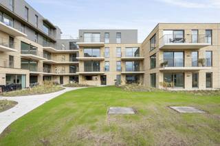 <p><strong>LAATSTE APPARTEMENT!</strong> Vue is een modern, kleinschalig nieuwbouwproject in Veurne met 39 lichtrijke &amp; nieuwe appartementen, verbonden door een centrale groene binnentuin.</p>
<p></p>
<p>De Troeven:</p>
<ul>
<li><span>Ondergrondse parkeerplaatsen en bergingen</span></li>
<li><span>Boven- en ondergrondse fietsenstalling</span></li>
<li><span>Ook interessant als investering</span></li>
<li><span>Slechts 6% btw, vraag naar de voorwaarden</span></li>
<li><span>Ruime, lichtrijke nieuwbouwappartementen</span></li>
<li><span>Grote, private (dak)terrassen</span></li>
<li><span>Zuidgerichte, gemeenschappelijke binnentuin</span></li>
<li><span>Centrale locatie als ideale uitvalsbasis voor jong en oud</span></li>
<li><span>Duurzame ontwikkeling met groendaken en laag E-peil</span></li>
<li><span>65% verkocht</span></li>
<li><span>Instapklaar </span></li>
</ul>
<p></p>
<p>Benieuwd? De bouw van het VUE-project is al ver gevorderd. U bent van harte welkom voor meer informatie en een bezoek aan het appartement, enkel op afspraak.</p>
<p></p>
<p>Bezoek onze website vue-veurne.be of bel ons op 09 240 01 10 voor meer informatie.</p>