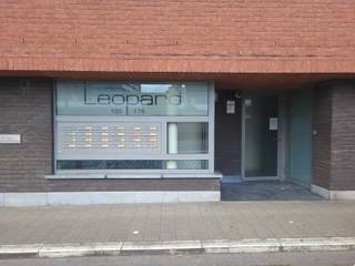 <strong>Appartement met 2 slaapkamers &amp; 2 zonnige terrassen in Gent</strong><br />Dit ruim tweeslaapkamerappartement met terras is gelegen op de 7<sup>de</sup> verdieping van de residentie Leopard. De residentie ligt op fietsafstand van het historisch centrum van Gent. Mede door de nabijheid van een oude Schelde-arm en van het op- en afrittencomplex van de E17 en de E40 heeft dit appartement een zeer gunstige ligging.<br /><br />Het appartement bestaat uit een inkomhal, woonkamer met volledig geïnstalleerde open keuken, terras aan de voor en achterzijde, met prachtig uitzicht op de torens van Gent, twee slaapkamers, een badkamer met wastafel en bad/douche combinatie, apart toilet en een praktische berging. Gemeenschappelijke fietsenberging en privatieve kelderberging.<br /><br />De provisie voor gemeenschappelijke kosten bedraagt 50 euro per maand. <br /><br />Onmiddellijk beschikbaar <br /> 