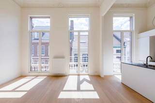 Stap binnen in een stukje industrieel erfgoed. Dit karaktervolle appartement maakt deel uit van de <strong>voormalige Dacca-fabriek, </strong>waar geschiedenis en hedendaags wooncomfort samensmelten tot een bijzonder woonproject. De monumentale inkomhal van de vroegere directeurswoning is volledig in ere hersteld en vormt nu de centrale inkomzone.<br /><br />Het appartement bevindt zich op de <strong>1ste verdieping</strong> en valt meteen op door zijn<strong> hoogwaardige afwerking</strong>. De warme parketvloer, hoge plafonds en originele moluren creëren een sfeervolle en elegante woonomgeving. Dankzij de recente schilderwerken is het appartement volledig instapklaar.<br /><br />De indeling biedt een <strong>ruime, lichtrijke woonkamer met hoge ramen</strong>, een prachtige geïnstalleerde open keuken met eiland en een aansluitende berging, <strong>twee volwaardige slaapkamers, </strong>een badkamer met inloopdouche, gastentoilet en een <strong>aangenaam zonneterras </strong>– ideaal voor wie houdt van ruimte en charme. Er werd bewust gekozen voor <strong>duurzame, kwalitatieve materialen</strong> die het unieke karakter van deze woning versterken. Parkeren doe je zorgeloos in de <strong>ondergrondse parking</strong>, bereikbaar via een handige autolift.<br /><br />Het appartement is <strong>beschikbaar vanaf 01/02/2027</strong> en dit voor een huurprijs van <strong>€1000/maand + €75/maand </strong>voor de algemene onkosten.<br /><em>Individuele tellers voor water, gas en elektriciteit. </em><br /><br />We zoeken een huurder die <strong>respect </strong>heeft voor dit bijzondere pand en de zorg voor de <strong>kwaliteitsvolle afwerking</strong> weet te waarderen.<br />Wil je dit unieke appartement zelf komen ontdekken? <strong>Bel Charlotte op 03/502.98.74 of mail naar cvg@claves.be voor een bezoek.</strong>