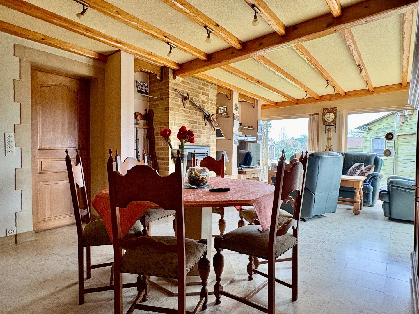 Gelijkvloerse woning op 628 m², 3 slaapkamers, mooi aangelegde tuin en garage. - foto 1