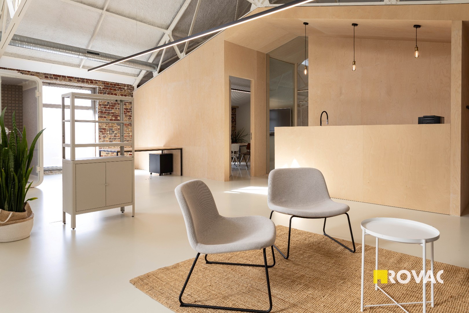 Stijlvolle en instapklare kantoorruimte met binnentuin in centrum Izegem! - foto 4