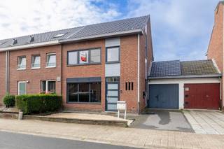 Ontdek deze volledig gerenoveerde gezinswoning in het centrum van Turnhout op een rustige locatie. Dankzij de centrale ligging bevinden winkels, scholen, openbaar vervoer en andere dagelijkse voorzieningen zich op korte afstand. <br /><br />Binnen geniet u van een lichtrijke, open leefruimtes die zorgen voor een aangenaam gevoel van ruimte en comfort. Daarnaast beschikt de woning over drie/vier slaapkamers, een vernieuwde badkamer en een inpandige garage. Buiten vormt de zuigerichte tuin met aangelegd terras een troef.<br /><br />Indeling: <br />Kelder:<br />- Voorraadkelder <br /><br />Gelijkvloers: <br />- Inkomhal <br />- Gastentoilet<br />- Leefruimte met open keuken<br />- Eetkamer<br />- Inpandige garage<br /><br />Eerste verdieping: <br />- Slaapkamer 1<br />- Slaapkamer 2<br />- Slaapkamer 3<br />- Badkamer<br /><br />Tweede verdieping: <br />- Bereikbaar via een vaste trap<br />- Slaapkamer 4<br />- Apart toilet<br />- Opbergruimte<br /><br />Troeven: <br />- Volledig gerenoveerd<br />- Gunstige EPC: A-label<br />- Warmtempomp: vloerverwarming en convectoren<br />- Airco's<br />- Ventilatiesysteem<br />- Zuidgerichte tuin met aangelegd terras<br />- Inpandige garage<br /><br />Mis deze kans niet en plan een bezoek in!<br /><br />0497 27 14 64<br />camilla@albert.immo<br />www.albert.immo<br /><br />Bij Albert kom je thuis!<br /><br />Voor alle foto's en interactieve plannen verwijzen wij naar onze website: www.albert.immo