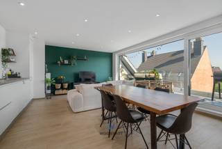 Ontdek dit instapklare, moderne penthouse op toplocatie in het centrum van Merchtem. Gelegen op de bovenste verdieping van een recente...