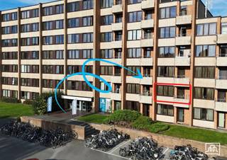 <p><span>Op een boogscheut van de ring van Leuven, aan de Bodartparking, en in de buurt van Sportkot, Gasthuisberg en UCLL.</span></p><p><span>Op de eerste verdieping, bevindt zich deze uiterst ruime studio, gemeubeld en met een vernieuwde kitchenette en eigen sanitair (WC en douche).</span></p><p><span>Grote troef is hier het terras, dat een wijds zicht geeft.</span></p><p><span>Er is veel lichtinval door het brede raam, met daaraan een bureau bevestigd voor de studerende student of huurder.</span></p><p><span>De studio heeft een oppervlakte van 29 m² (volgens EPC). </span></p><p><span>Er is een gratis fietsenstalling voor de deur, en in het gebouw is er een wassalon waar je met jetons je was kan wassen/drogen.</span></p><p><span>Er is een conciërge aanwezig en het beheer van de site gebeurt door de syndicus&rentmeester, aanwezig in het gebouw.</span></p><p><span>Asbestvrij, elektriciteit conform en prima EPC zijn nog belangrijke elementen.</span></p><p><span>Heden verhuurd voor het begonnen academiejaar. </span></p><p><span>U koopt en de investering start onmiddellijk. </span></p><p><span>Interesse? Laat het ons weten, en maken graag tijd voor een bezoek ter plaatse.</span></p><p><span> </span></p>