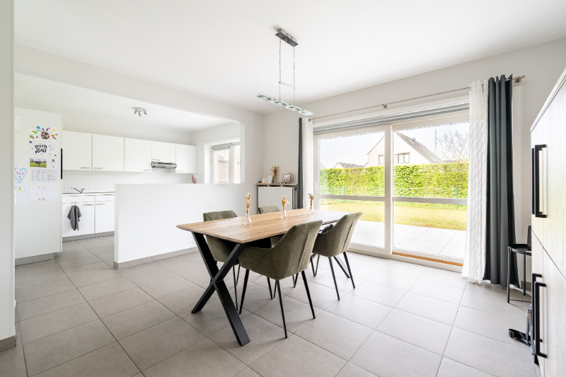 Halfopen bebouwing met praktische indeling in rustige woonwijk - foto 5