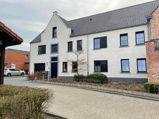 EERSTE VERDIEPINGAppartement op de eerste verdieping met 2 slaapkamers. Enorm energiezuinig appartement door warmtepomp. Beschr: inkom, woonkamer,...