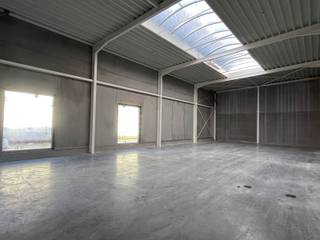 <p><span>Op zoek naar een KMO op een toplocatie? Ontdek dit nieuwbouwmagazijn op de oude industriesite (Tapijtenweverij Belgian Industrial Carpets) in de wijk Walle te Kortrijk. </span></p>
<p><span>Dankzij de centrale ligging vlakbij de Doorniksewijk, het Ei van Kortrijk en de afrit R8, geniet je van een uitstekende verbinding met de E17, A19 en E403.</span></p>
<p><span>Het casco magazijn van 260 m² is voorzien van een centrale lichtstraat, een vrije hoogte van 6m, sectionale poort (4,20 m) met een afzonderlijke toegangsdeur en polybetonvloer. De loods kan zowel gebruikt worden als opslagruimte of atelier.</span></p>
<br />
<p><span>Waarom kiezen voor dit magazijn?</span></p>
<p><span>✅ Uitstekende ligging</span></p>
<p><span>✅ 3 parkeerplaatsen inbegrepen</span></p>
<p><span>✅ grote raampartijen, ideaal voor de eventuele inrichting van kantoorruimte</span></p>
<br />
<p><span>Ben je op zoek naar bedrijfsvastgoed in de regio Kortrijk? </span></p>
<p><span>Neem vandaag nog contact met ons op via 0456 81 61 03 of stuur een e-mail naar shana@altro-vastgoed.com. Wij helpen je graag verder!</span></p>