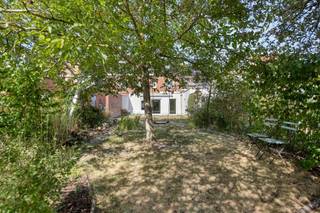 De woning geniet van een uiterst centrale ligging met winkels, scholen, openbaar vervoer en belangrijke invalswegen op korte afstand. Dankzij de lichte leefruimtes en de aangename indeling biedt deze woning een comfortabele thuis voor gezinnen die op zoek zijn naar ruimte en woonkwaliteit.
Bij het betreden van de woning valt meteen de mooie natuurlijke lichtinval op. De ruime leefruimte sluit naadloos aan op de volledig ingerichte keuken. Met maar liefst vier volwaardige slaapkamers en twee badkamers beschikt deze woning over alle comfort voor een groot gezin, thuiswerkers of wie graag extra ruimte heeft.
Bovendien is de woning bijzonder energiezuinig met een gunstige EPC-score B en beschikt ze over een conforme elektrische installatie, wat zorgt voor extra gemoedsrust voor de toekomstige eigenaar. Een kleine opfrissing naar eigen smaak, zoals een likje verf, volstaat om van deze woning uw droomwoning te maken.
Achteraan bevindt zich een aangename tuin met een vrijstaande garage, een absolute meerwaarde voor wie nood heeft aan extra bergruimte, een hobbyruimte of een veilige parkeerplaats. Voor wie groene vingers heeft, biedt de tuin bovendien heel wat mogelijkheden: er is een praktische moestuin aanwezig en dankzij de volwassen bomen zijn er verschillende aangename plekjes waar u op warme dagen natuurlijke schaduw kunt opzoeken. Een heerlijke buitenruimte om te tuinieren, te ontspannen en volop van het groen te genieten.
Contacteer ons vandaag nog voor een bezoek en ontdek zelf de vele troeven van deze mooie woning in Zwijnaarde.
Exclusief te koop aangeboden via de Oximo online verkoopsprocedure. Voor registratie en aanvaarding van de verkoopsvoorwaarden zie www.oximo.be.